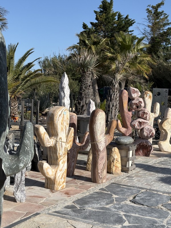 Monolithes différentes formes cactus, tulipes en pierres naturelles, differents coloris pièces uniques