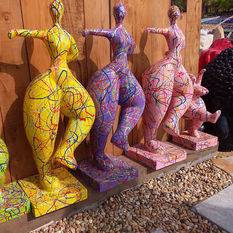 Statues Botero représentants des femmes danseuses nombreux coloris au choix