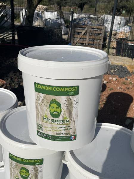 Vente de Lombricompost naturel, engrais riche en nutriments dans notre pépinière